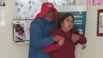 Sujeto irrumpe en puesto de