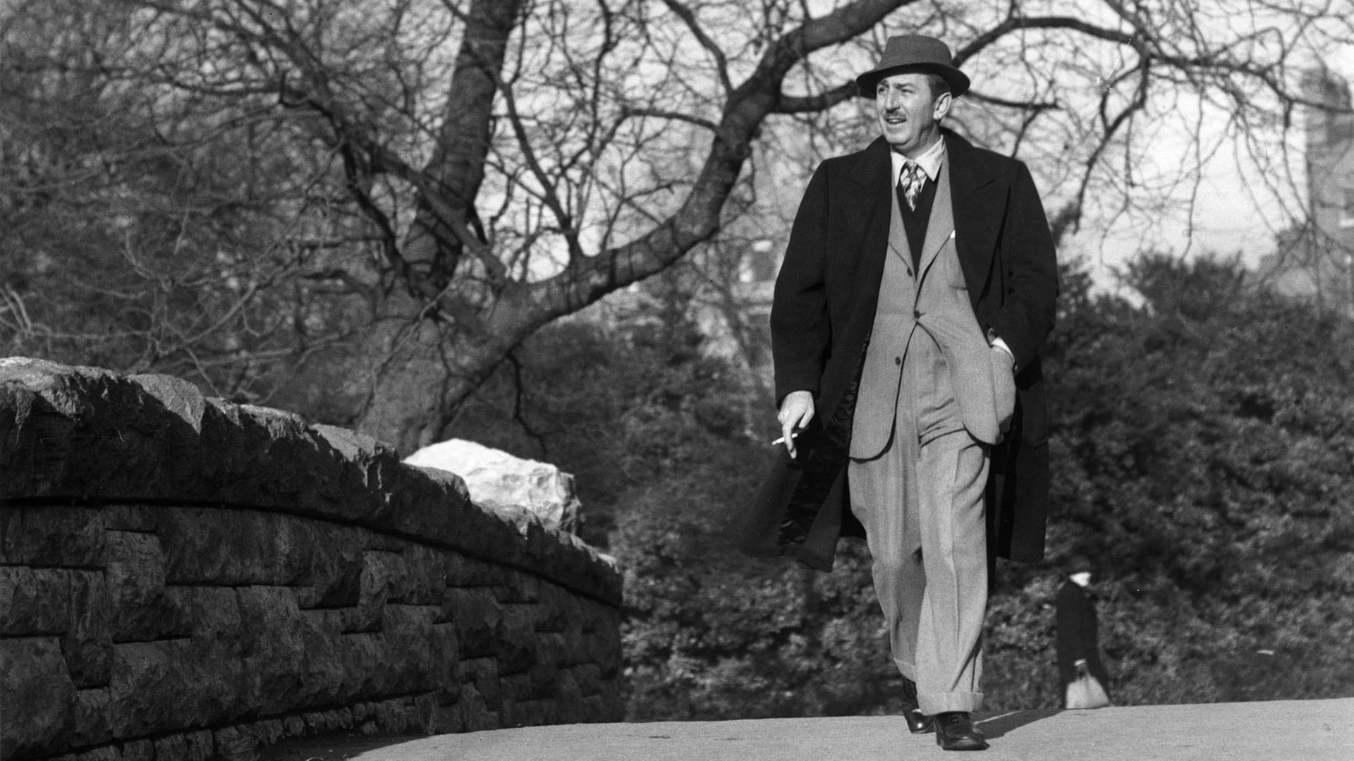 Walt (Walter Elias) Disney (1901 - 1966) camina por Dublín en 1920. (Keystone)