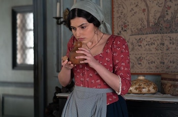 'Valle Salvaje': Luisa reconoce el bebedizo de Matilde. (RTVE)