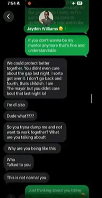 Captura de pantalla de una conversación de teléfono celular con bocadillos de texto en verde y gris dirigidos al contacto Jayden Williams