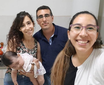 Ella junto a la familia