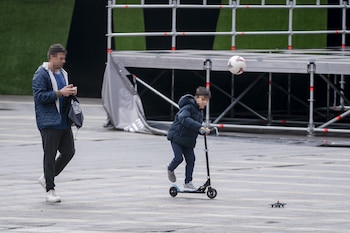 Un niño juega con su padre con los juguetes recibidos por Reyes. (A. Pérez Meca / Europa Press)