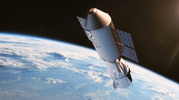 Una nave espacial blanca y gris con paneles solares, que dice "VAST" en su costado, orbita la Tierra azul y nublada contra un fondo espacial oscuro