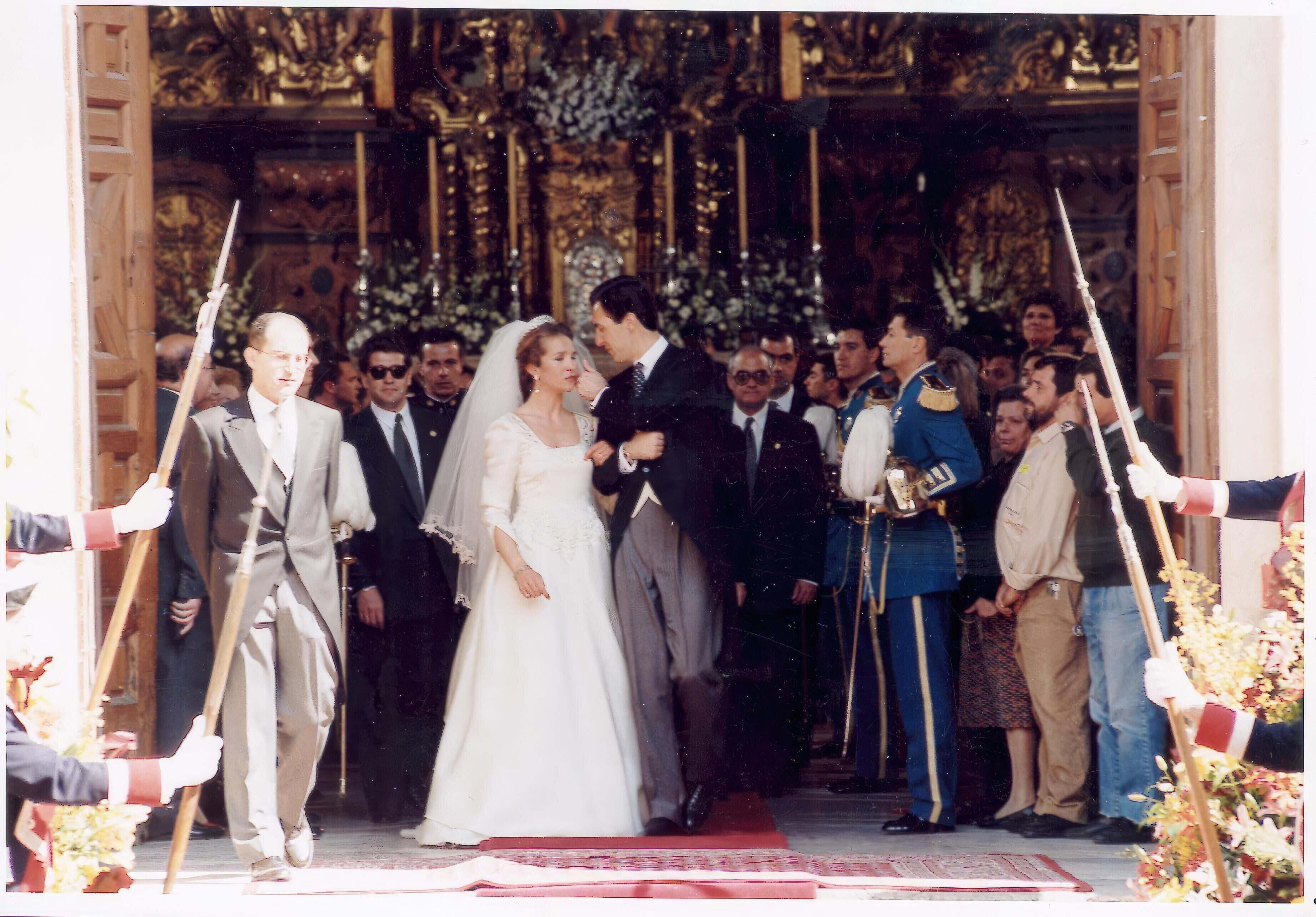 La infanta Elena y Jaime de Marichalar, entre vítores y aplausos, a la salida de la iglesia El Salvador en Sevilla (Grosby)