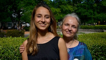 Jazmín junto a Silvia, su