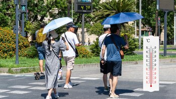 Varias personas caminan en España