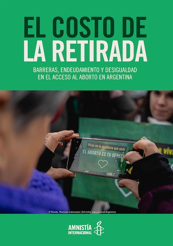 Portada verde de un informe con texto y una foto de una persona que fotografía con un teléfono móvil un cartel a favor del aborto