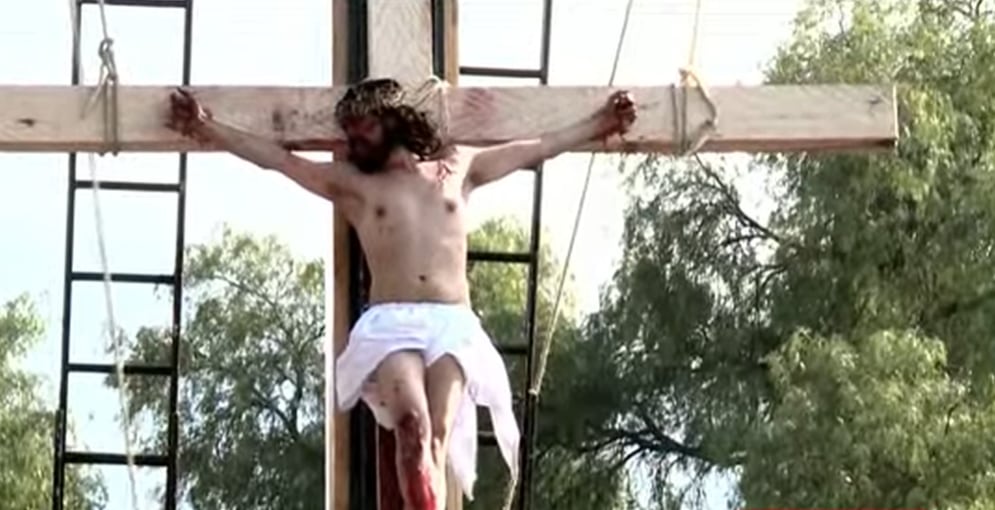 Jesús es clavado en la cruz.
(Captura de pantalla)