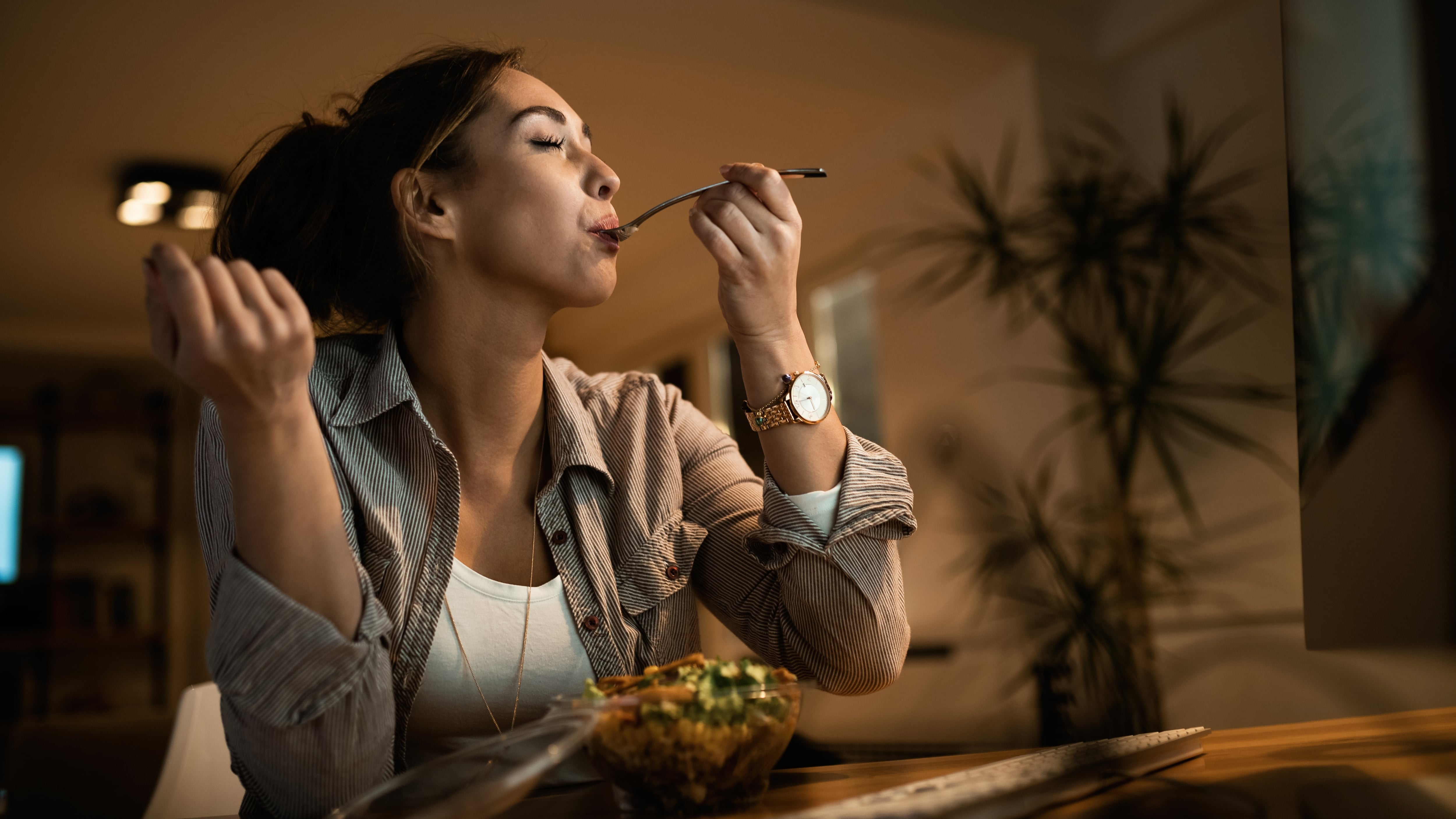 Cenar al menos dos horas antes de dormir mejora la calidad del sueño y evita que la digestión interfiera con el descanso nocturno (Freepik)