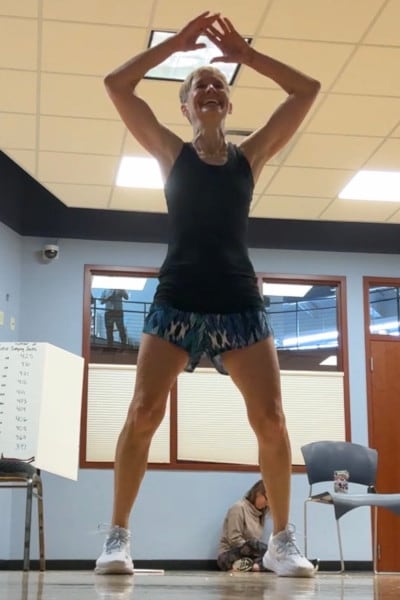 Judy Crawford-King estableció el récord Guinness femenino tras completar 5.023 saltos de tijera en una hora continua (Guinness World Records)