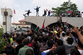 Manifestantes gritan consignas mientras se