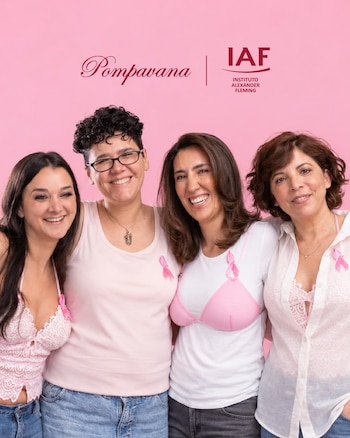 Cuatro mujeres vestidas de blanco y rosa posan con lazos rosados en el pecho sobre un fondo rosa con logotipos en la parte superior