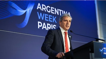 Luis Caputo en Argentina Week París: “No estamos en recesión, estamos creciendo menos que antes”