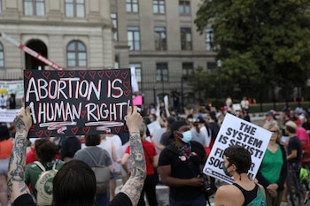 Activistas a favor del aborto manifestándose frente a la Corte Suprema de Justicia en Washington D.C.