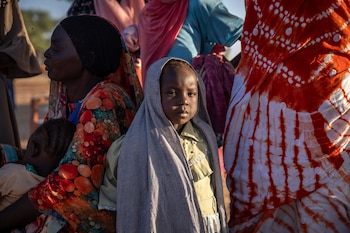 Islama, de 3 años, espera junto a su familia tras llegar a la frontera de Adré, Chad, huyendo de la violencia en Sudán. Créditos ACNUR - Andrew McConnell.jpg