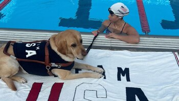 Anastasia Pagonis y su perro