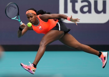 Coco Gauff regresa un tiro de la canadiense Rebecca Marino en el encuentro de segunda ronda del Abierto de Miami el jueves 23 de marzo del 2023. (AP Foto/Marta Lavandier)