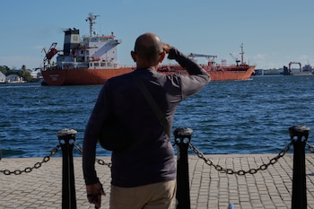 Una persona observa la llegada