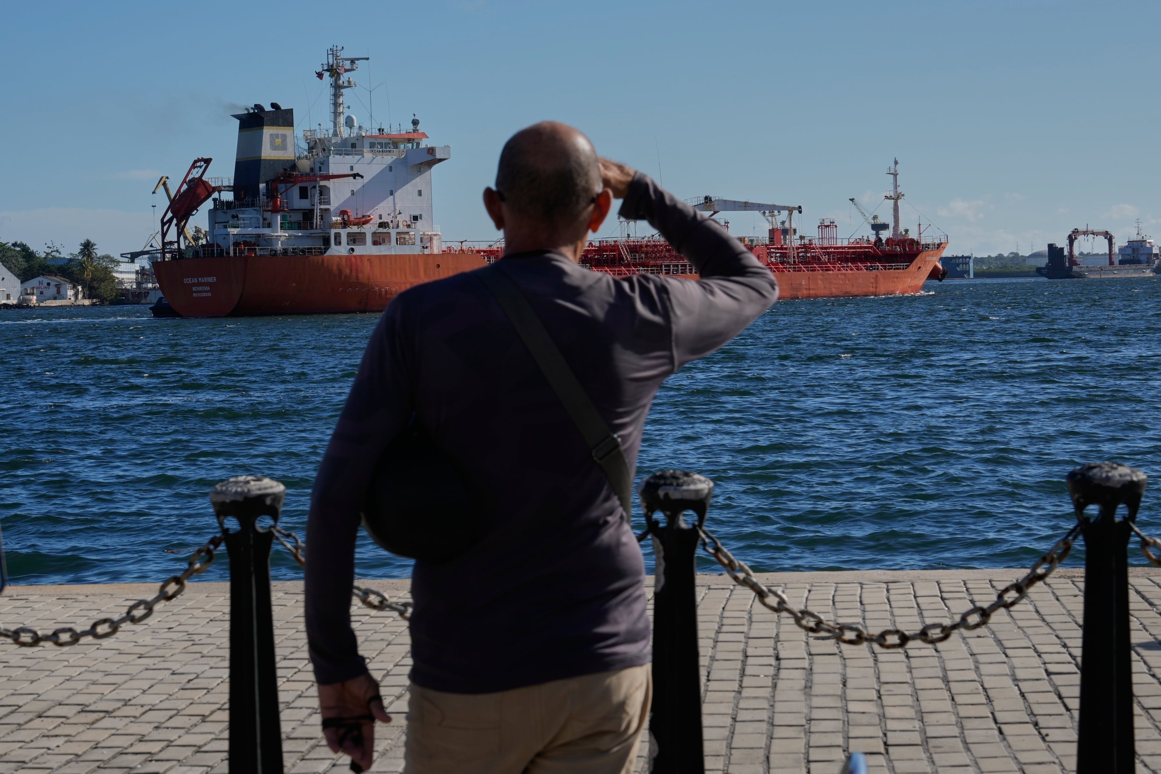 Una persona observa la llegada del petrolero Ocean Mariner, Monrovia, a la bahía de La Habana, Cuba, el viernes 9 de enero de 2026. (Foto AP/Ramón Espinosa)