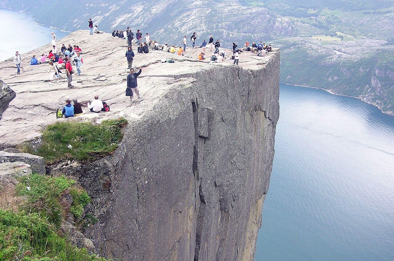 La plataforma de piedra de Preikestolen destaca 604 metros por encima del fiordo Lysefjorden