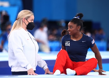 La gimnasta estadounidense decidió retirarse de la final por equipos en Tokio tras registrar una falla técnica en el aire (REUTERS)