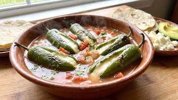 Receta de chiles jalapeños rellenos de queso en caldo de jitomate: fácil, delicioso y bajo en calorías