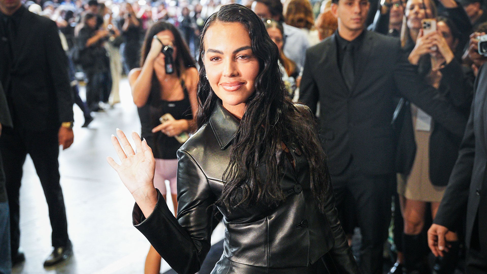 Georgina Rodríguez asistió al desfile de Gucci en Milán con un conjunto de cuero negro formado por chaqueta entallada y minifalda (Riccardo Giordano/ipa-agency.net/Sipa USA)