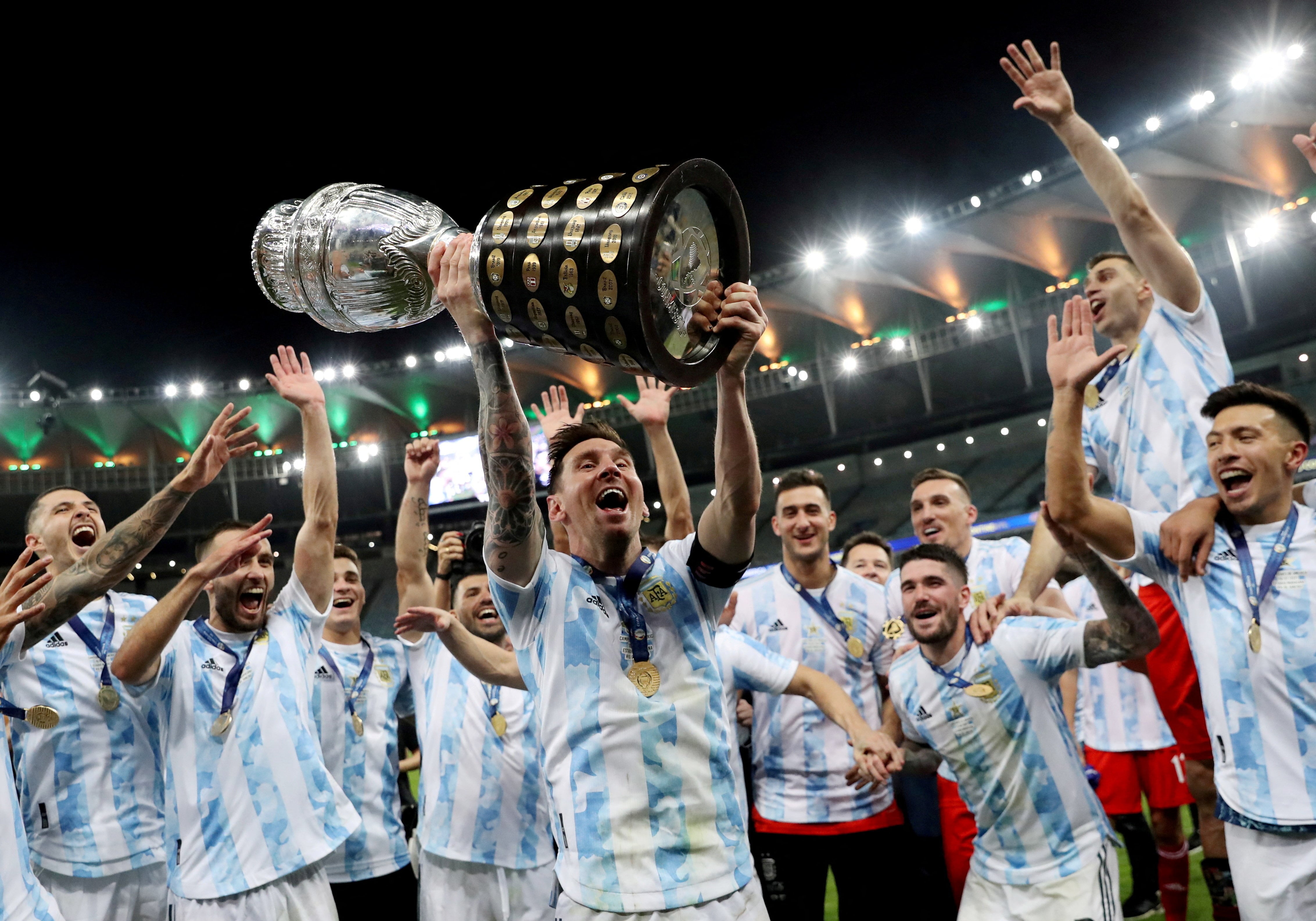 La figura de Lionel Messi resignificó la comparación con Diego Maradona y quedó como la referencia principal para los millennials, la generación X y la generación Z. REUTERS/Amanda Perobelli