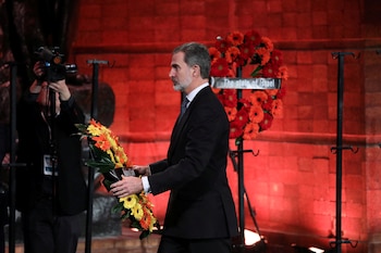 El rey Felipe VI de España, con la corona de flores en representación de su país. Foto: Abir Sultan/REUTERS