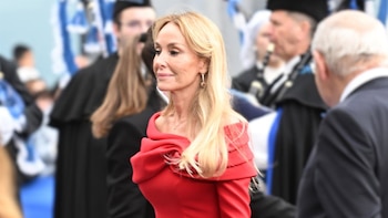 Esther Alcocer Koplowitz apuesta por el rojo en los Premios Princesa de Asturias con un diseño de Alejandro de Miguel