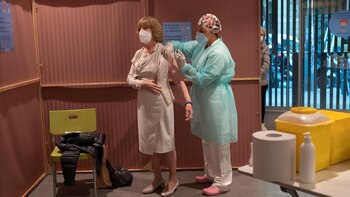Una mujer es vacunada contra