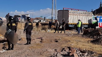 PNP interviene camión con mercadería de contrabando y pobladores bloquean carretera para evitar decomiso en Puno