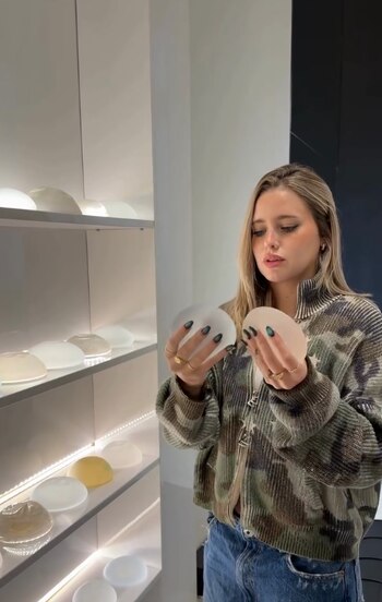 La influencer correntina vio en detalle las diferentes opciones previo a su operación estética (Captura de video)