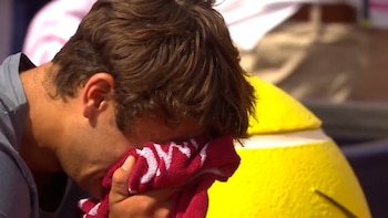 Dio el golpe al eliminar a Zverev y se quebró en llanto tras el partido luego de enterarse una trágica noticia