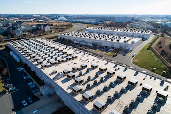 La expansión de estas infraestructuras exige electricidad, refrigeración, agua, redes y personal cualificado, pero los ensayos de Meta plantean dudas sobre qué funciones conservarán los empleados cuando compartan espacio con robots - En la imagen de archivo, Una imagen tomada con un dron muestra un centro de datos de Amazon Web Services (AWS) en Ashburn, Virginia, EE. UU. EFE/EPA/JIM LO SCALZO
