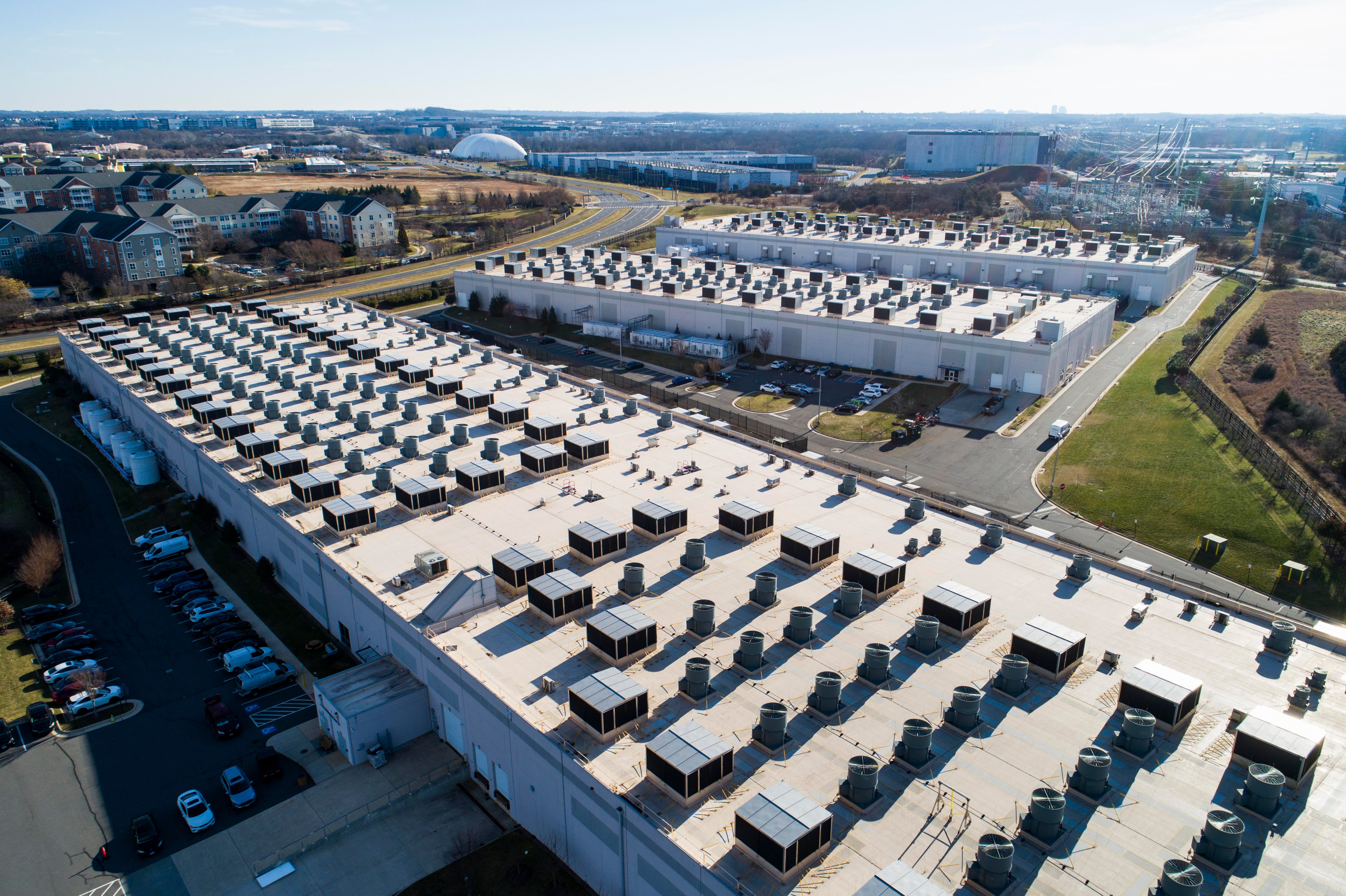 La expansión de estas infraestructuras exige electricidad, refrigeración, agua, redes y personal cualificado, pero los ensayos de Meta plantean dudas sobre qué funciones conservarán los empleados cuando compartan espacio con robots - En la imagen de archivo, Una imagen tomada con un dron muestra un centro de datos de Amazon Web Services (AWS) en Ashburn, Virginia, EE. UU. EFE/EPA/JIM LO SCALZO