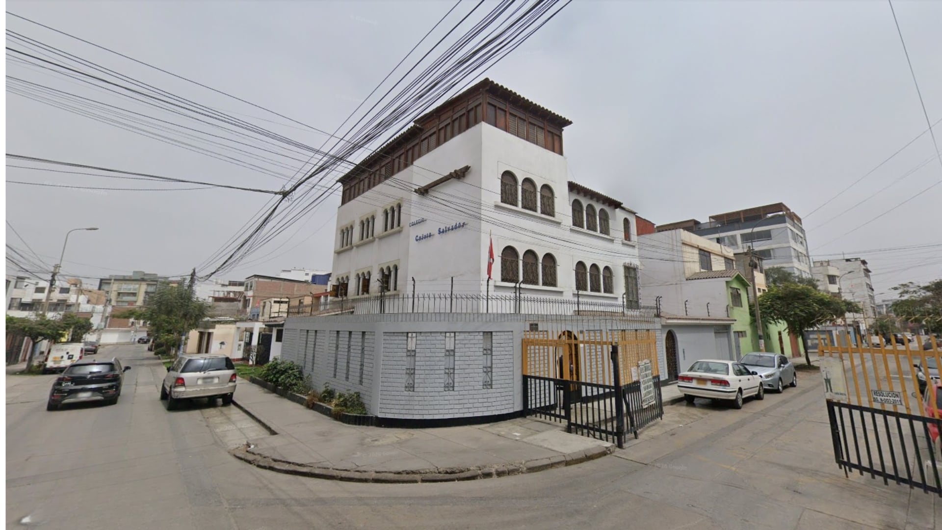 Vista exterior del Colegio Cristo Salvador en Ate, Lima, donde una menor fue brutalmente agredida con una botella por una compañera, en un caso de violencia escolar. (Google Maps)