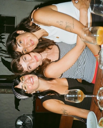 Con amigas y copas sobre