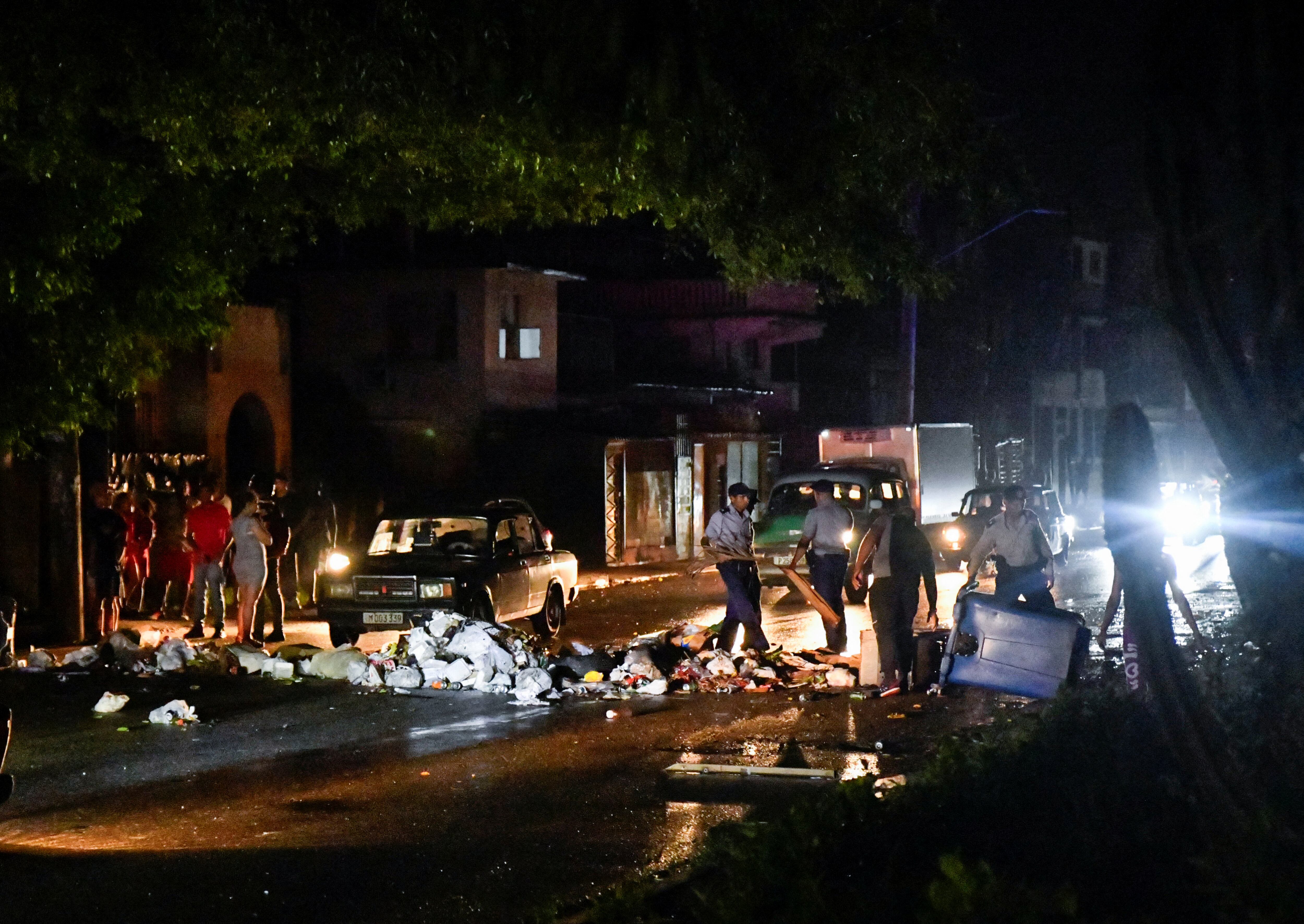 Una calle cortada en protesta a un apagón (REUTERS/Norlys Pérez/Archivo)