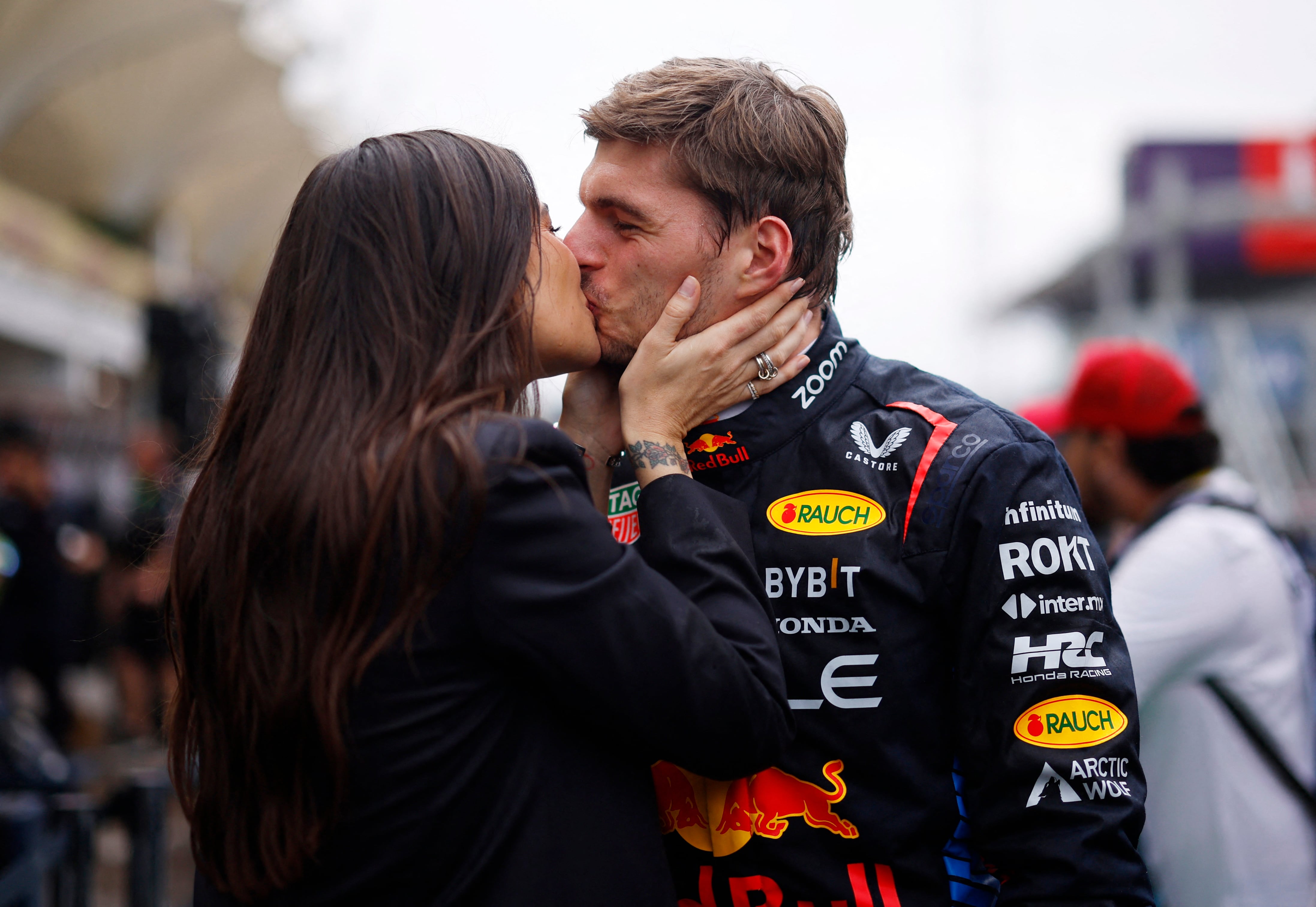 Verstappen reveló cómo le dijo a su pareja que correrá a pesar del mes sin actividad en al F1 (REUTERS/Amanda Perobelli)