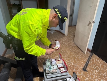 Caja fuerte con joyería en oro y 300 millones de pesos en efectivo fue hallada durante uno de los allanamientos realizados por las autoridades - crédito @SeguridadCali/ X
