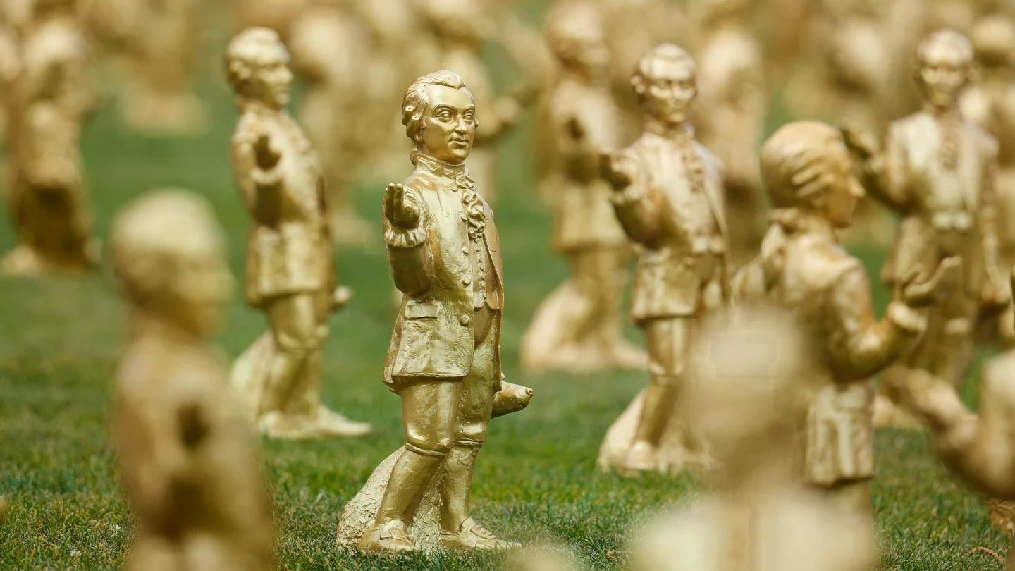 Las figuras de Mozart fueron distribuidas en el jardín de la antigua casa del compositor, en interiores de la residencia y en pabellones del predio (AP Photo/Matthias Schrader)