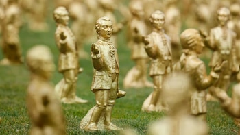 Las figuras de Mozart fueron distribuidas en el jardín de la antigua casa del compositor, en interiores de la residencia y en pabellones del predio (AP Photo/Matthias Schrader)
