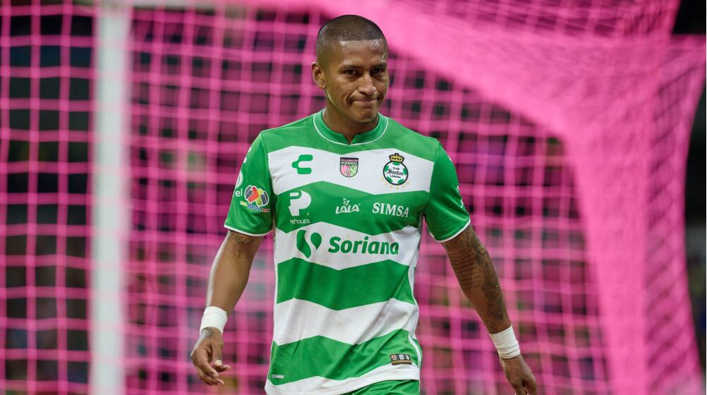 Pedro Aquino solo ha podido jugar 13 partidos en Santos Laguna esta temporada. - créditos: AFP