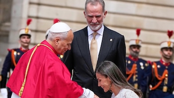 Los regalos de los reyes Felipe VI y Letizia al papa León XIV: tesoros bibliográficos, piezas numismáticas y sabores de Asturias