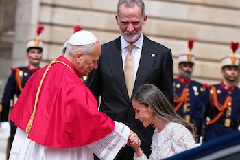 El papa León XIV es recibido por el rey Felipe VI y la reina Letizia de España, en el Palacio Real en Madrid, el 6 de junio del 2026. (AP foto/Alessandra Tarantino)