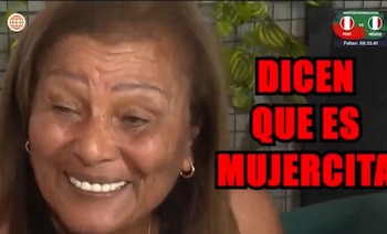 Primer plano de Petronila Gonzáles sonriendo con un texto en letras rojas superpuesto que dice "DICEN QUE ES MUJERCITA"
