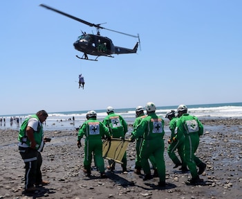 Cruz Verde Salvadoreña cuenta con unidades de rescate vertical, equipo hidráulico y guardavidas en playas, lagos y centros turísticos./(Redes de Fuerza Armada)