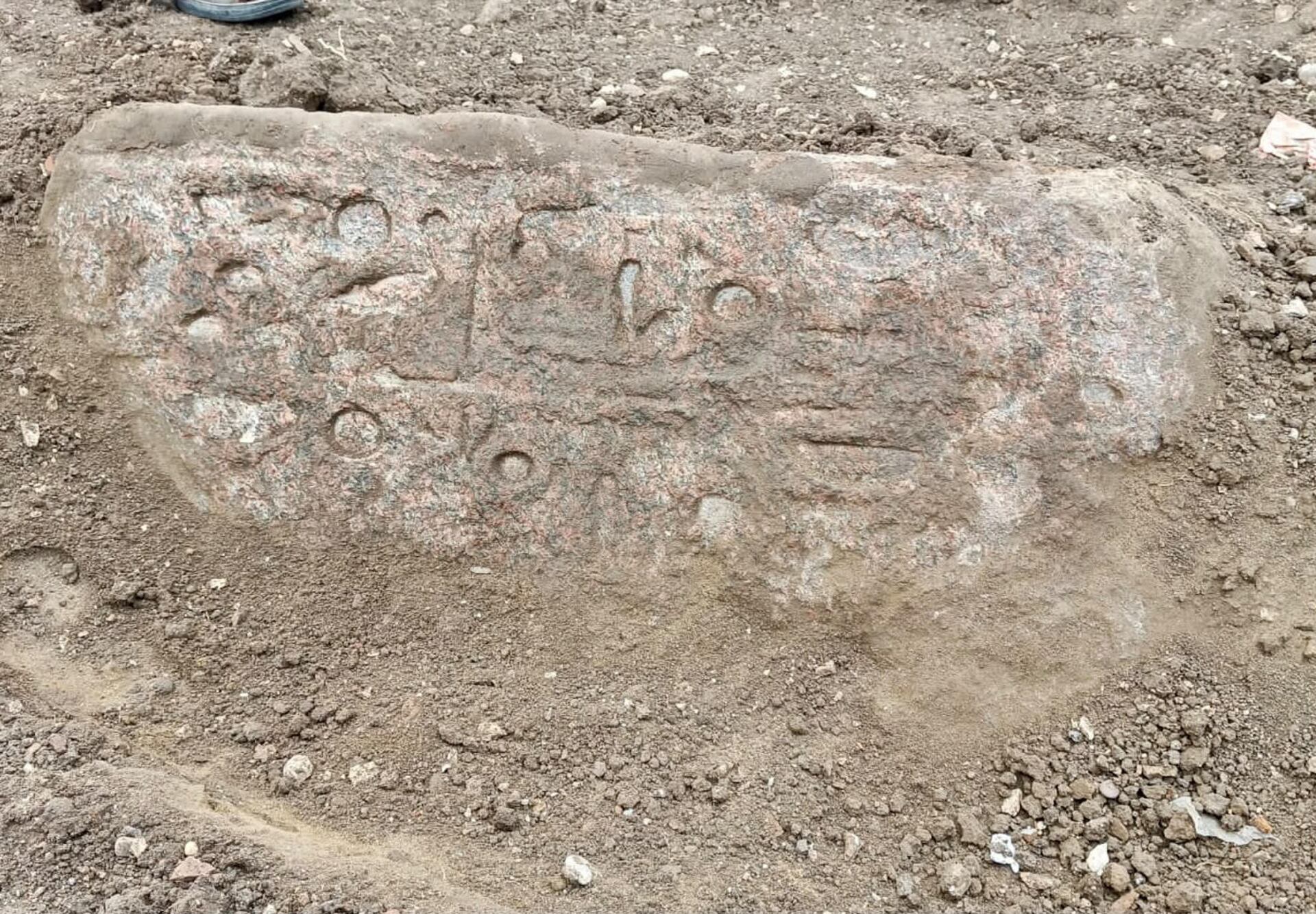 Un agricultor de Behbeit al Hegara halló una piedra con jeroglíficos en su propiedad e informó a la inspectoría arqueológica