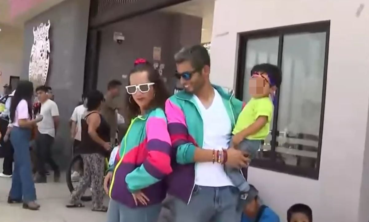 Una familia llegó a votar con un estilo inspirado en los años 80 y rompió con la rutina del local electoral. Sus colores, peinados y actitud llamaron la atención de quienes esperaban su turno. (América)